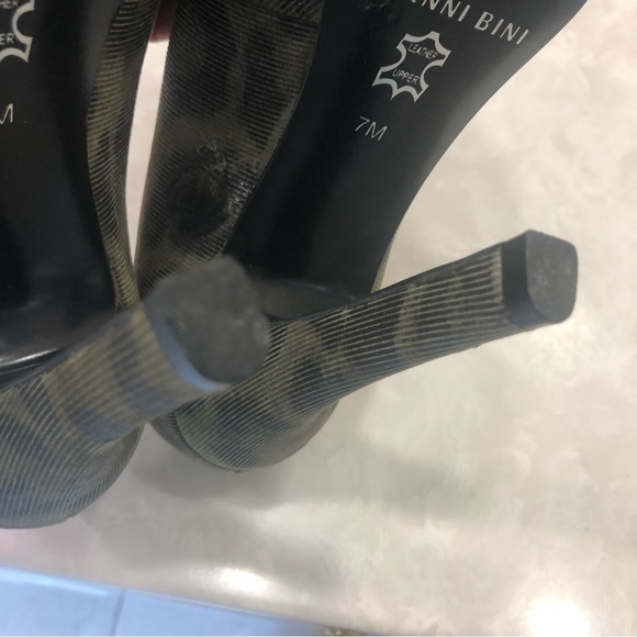 Gianni Bini Pumps, army green faint leopard print fabric, platform, Size 7 - Picture 15 of 16